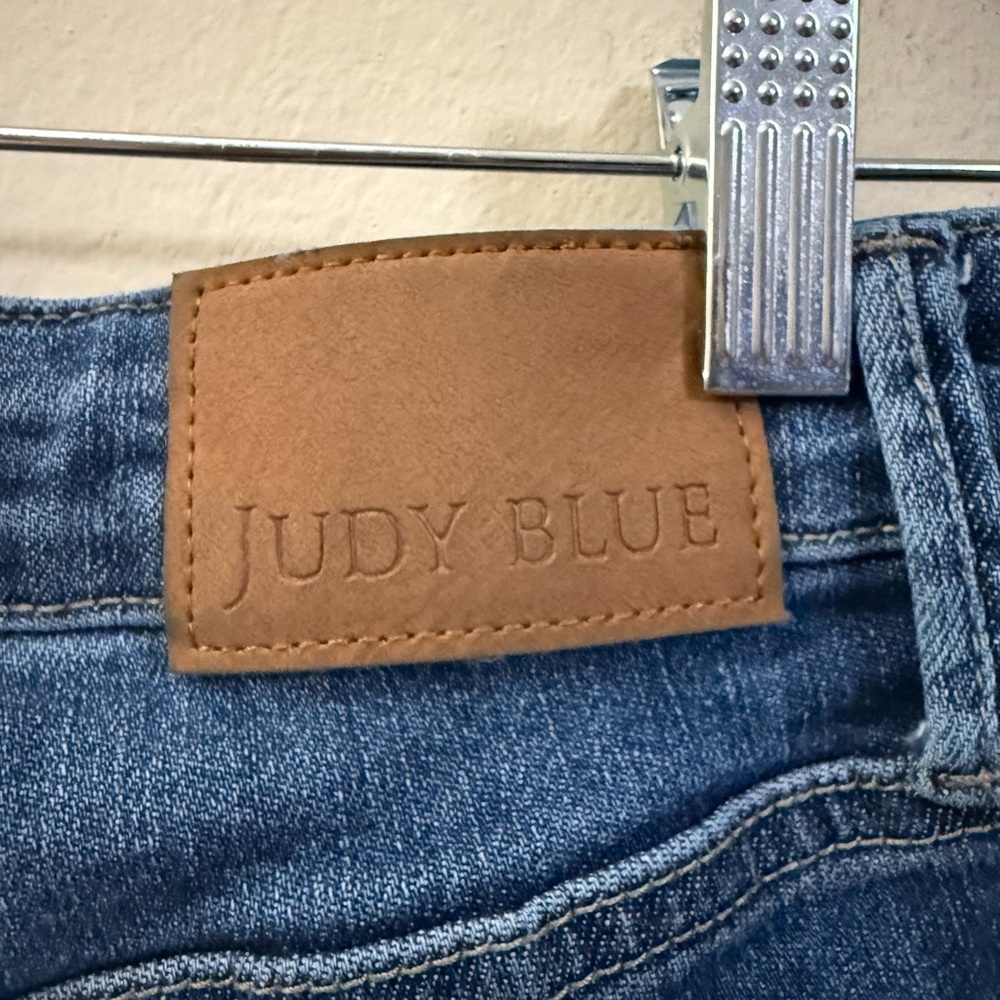 Judy Blue Flare Jeans in Medium Wash Blue - 7/28 - Picture 8 of 12